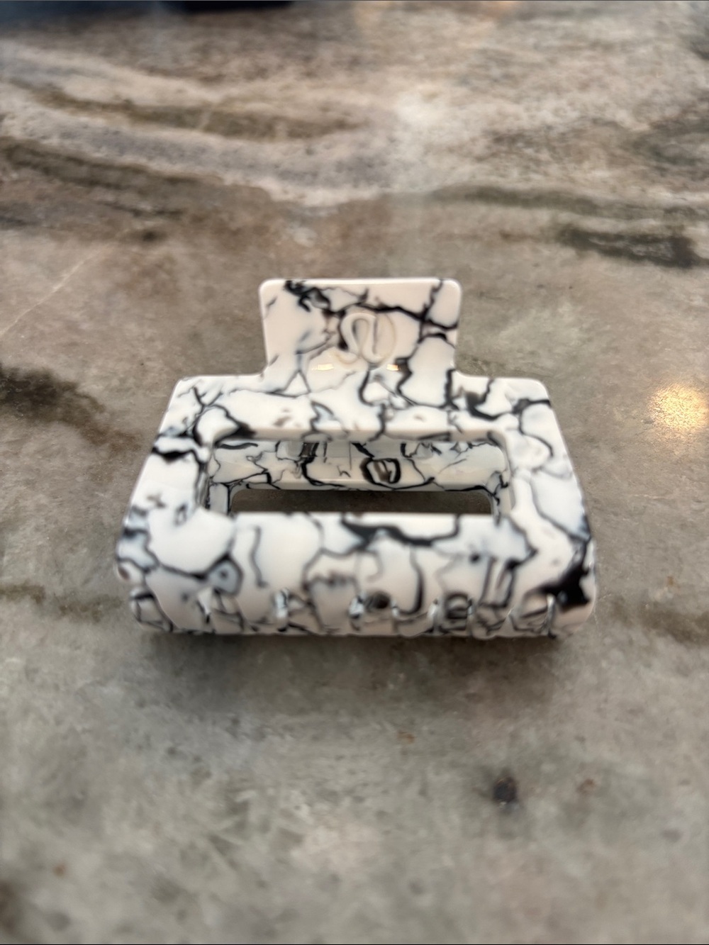 Lululemon claw clips small lot of 2 black white marble iridescent pearl - Picture 3 of 6